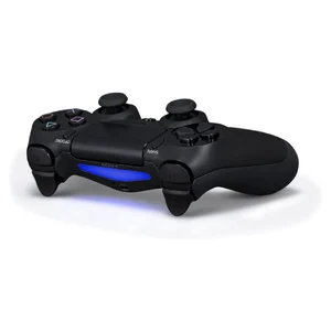 Comando DualShock 4 preto visto de trás, com a barra de luz azul acesa