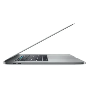 MacBook Pro 15" 2017 em cinzento sideral, entreaberto, com a Touch Bar à vista