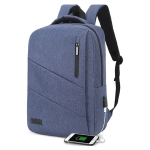Subblim City azul para portáteis de 15,6", com a porta USB em uso