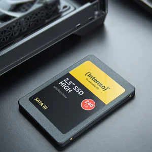 Disco SSD Intenso de 2,5 polegadas pousado numa mesa escura, em ângulo