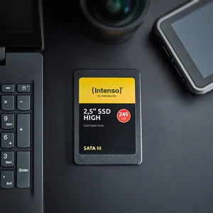 SSD Intenso High de 240 GB visto de cima, com a etiqueta amarela e preta e a inscrição SATA III