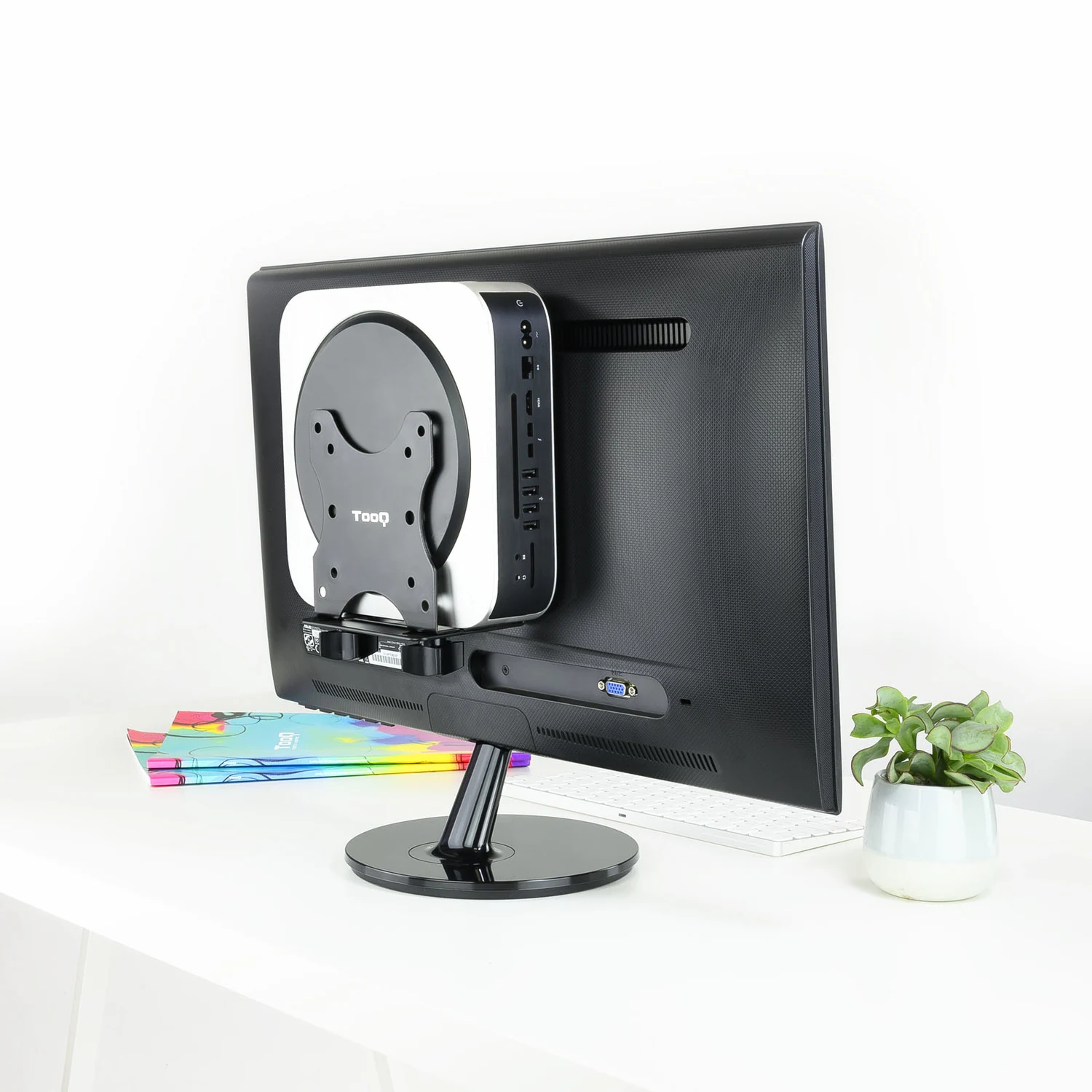 Mini PC fixado atrás de um monitor com o suporte TooQ TCCH0001-B